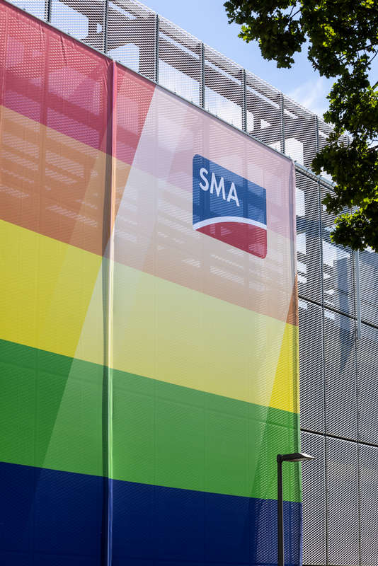 SMA Pride Banner am Parkhaus